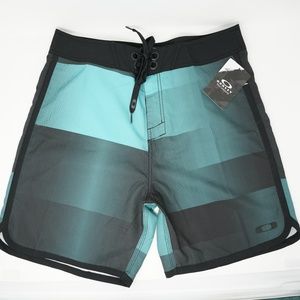NWT Oakley Swim Trunks Board Shorts 19" 33